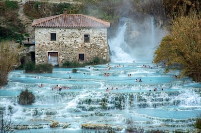 Bañistas en el público Fuentes calientes de Saturnia.