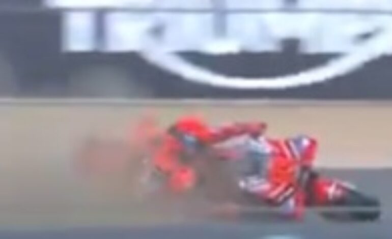 La caída de Marc Márquez a toda velocidad en el Gran Premio de Gran Bretaña