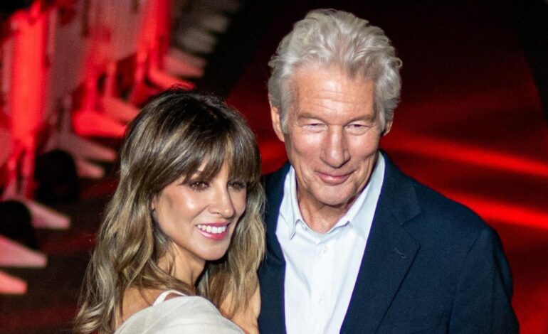 Imágenes del día: el apasionado beso de Richard Gere y Alejandra Silva en una noche "mágica y especial"