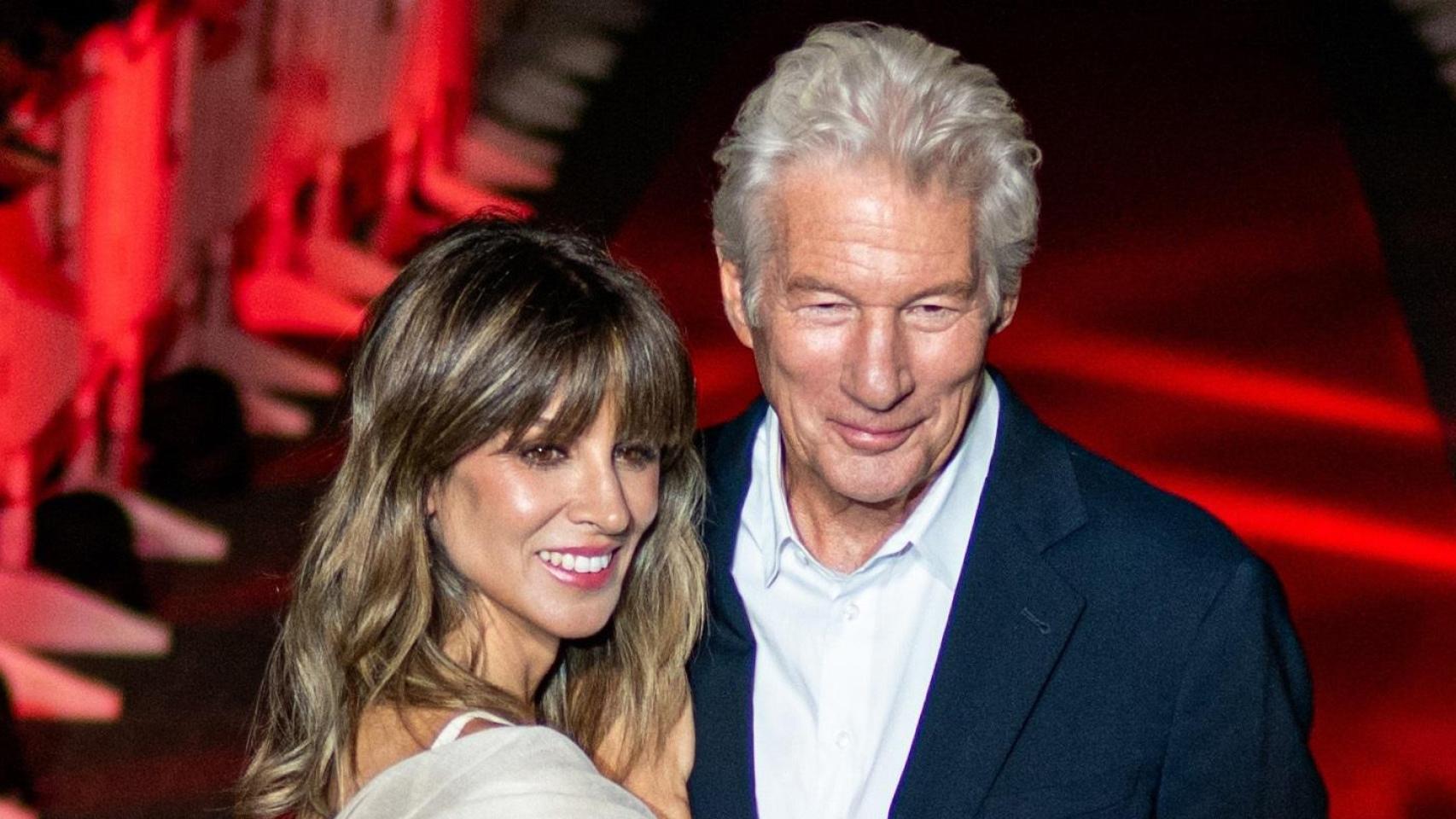 Imágenes del día: el apasionado beso de Richard Gere y Alejandra Silva en una noche "mágica y especial"