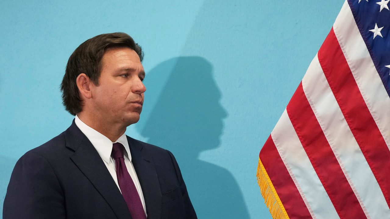 Ron DeSantis, el político que se atrevió a desafiar a Trump y hoy está «completamente desplomado»