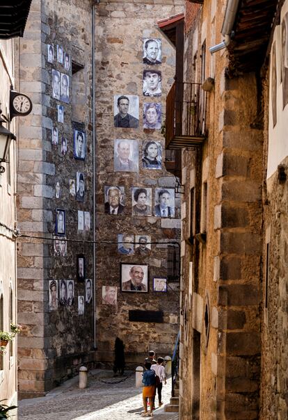 Retratos de vecinos en una de las calles de Mogarraz.