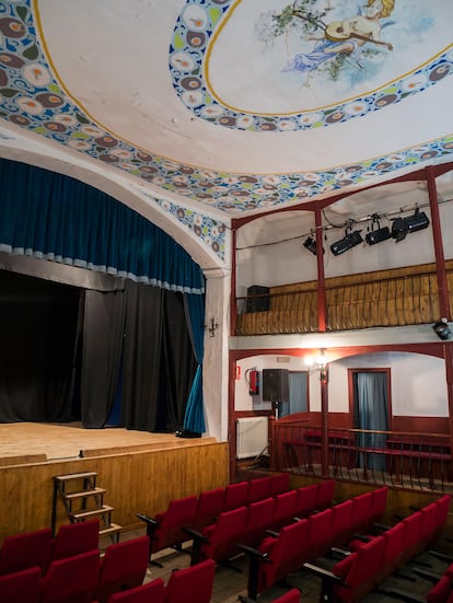 El interior del Teatro León Felipe en Sequeros.