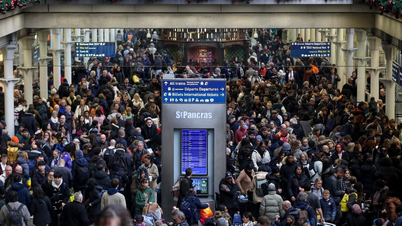 El gobierno británico empieza a nacionalizar la red de ferrocarriles en Reino Unido