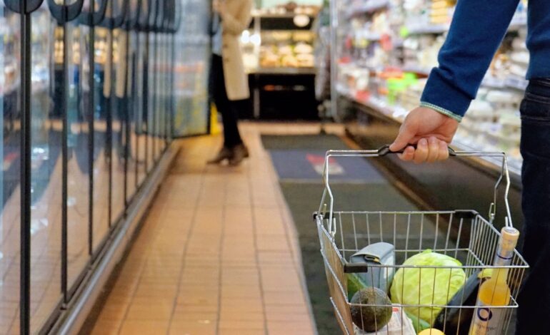 Más de la mitad de los españoles llegan justos a fin de mes y tiran de promociones para ahorrar