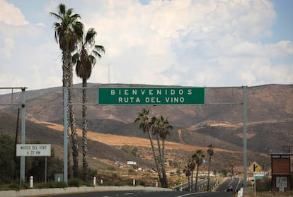 Señal de tráfico que anuncia la ruta del vino en el valle de Guadalupe, en Baja mexicana en California.