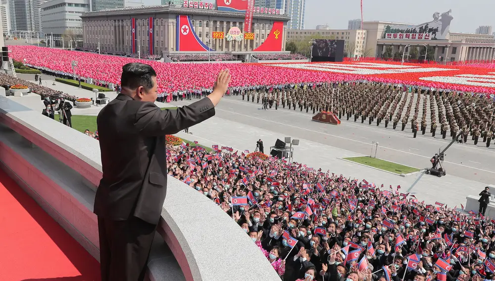 El dictador norcoreano Kim Jong saluda durante una ceremonia nacional y una concentración de ciudadanos de Pyongyang, se mantiene simultáneamente en la plaza Kim Il cantada en la capital del norte para conmemorar el 110 aniversario del nacimiento de su abuelo