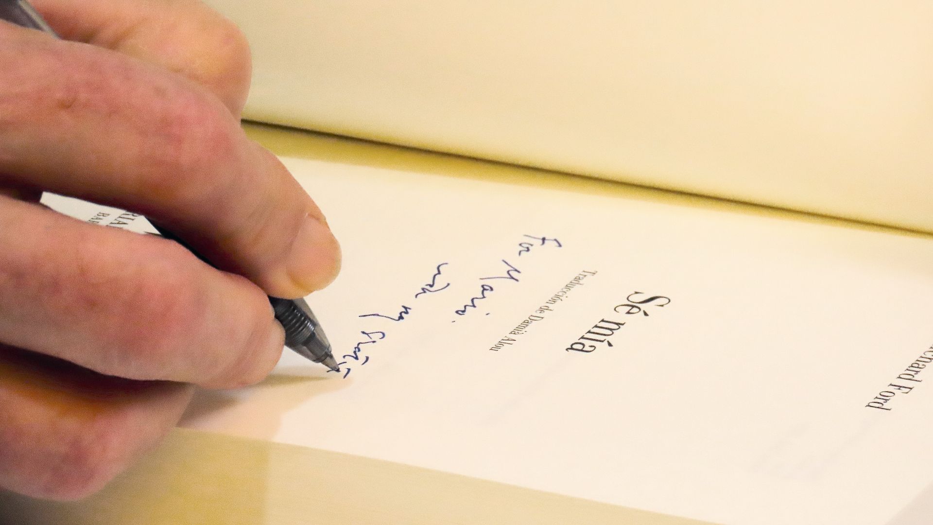 El autor Richard Fox firma su libro en la Feria del Libro de Madrid 2024 en El Retiro Park