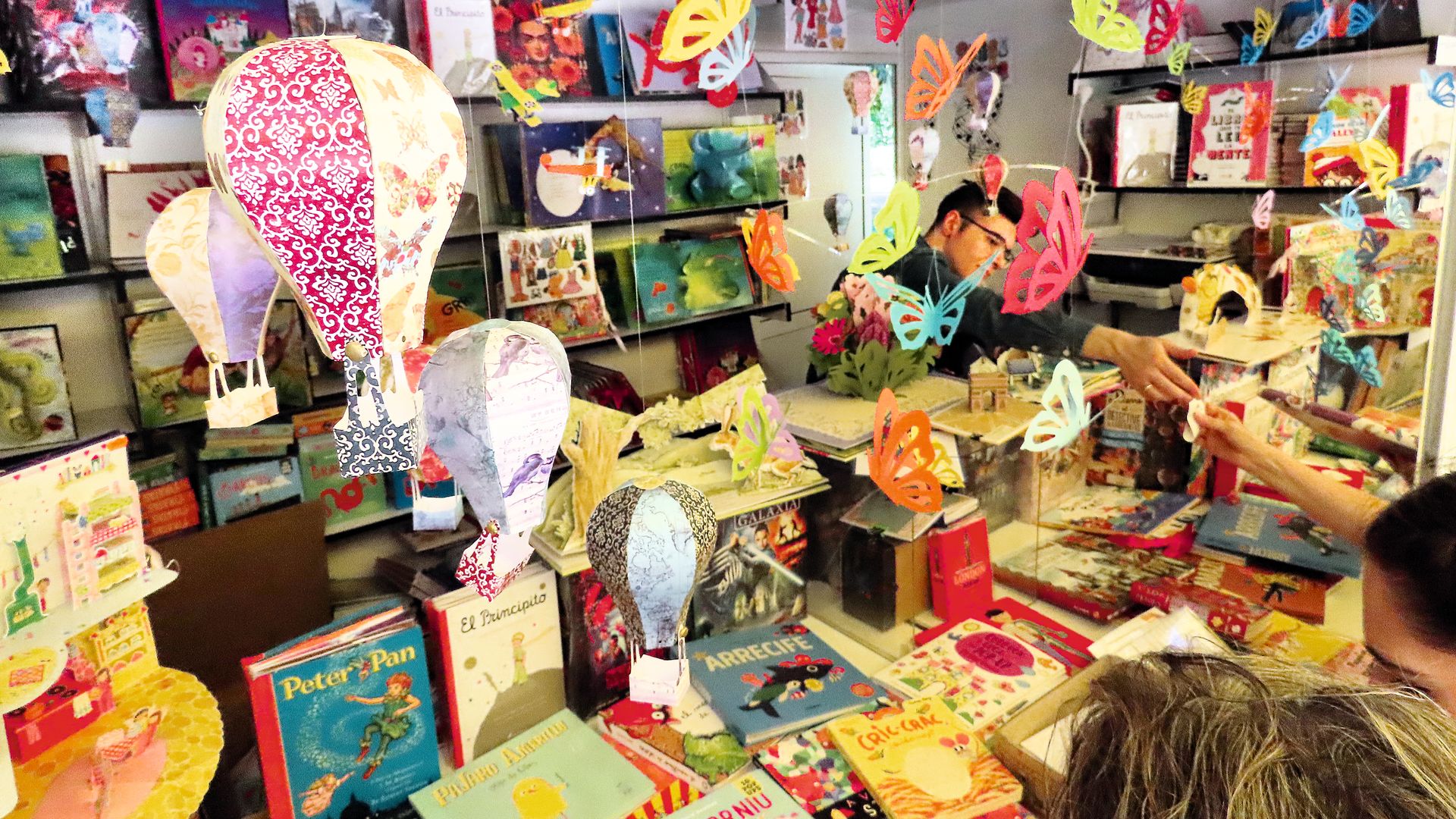 Feria del libro en Madrid 2024. Posición de los niños.