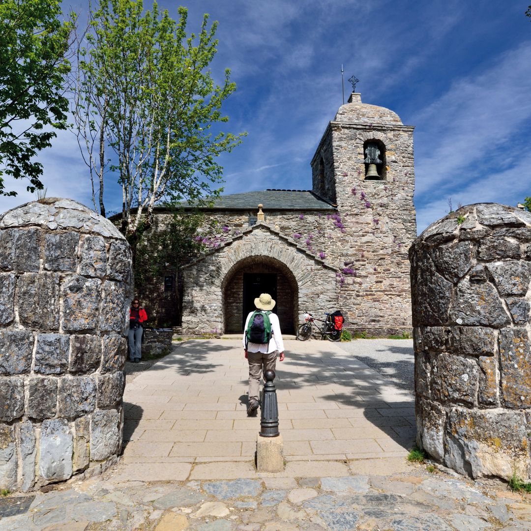 Peregrino entrando en la iglesia de Santa María, o Cebreiro, Lugo
