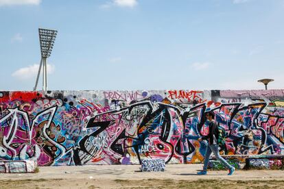 Un caminante por la zona del Muro de Berlín en Mauepark (Alemania).