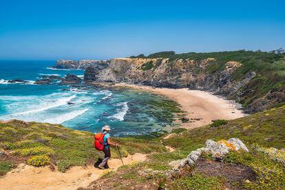 Un senderista en el parque natural del Suroeste Alentejano y Costa Vicentina en la  Rota Vicentina (Portugal).