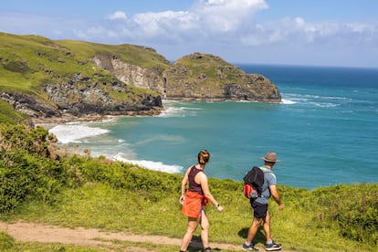 Una pareja de senderitsas en la South West Coast Path (Inglaterra).
