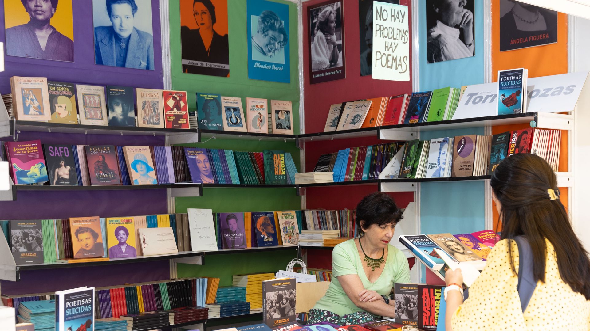 Postó en la publicación de la feria del libro en Madrid
