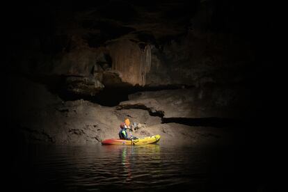Un viajero de kayak a través de las cuevas de Sant Josep, Castellón.