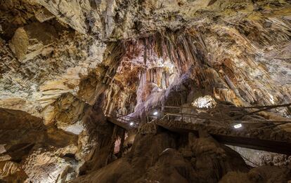 Estalactitas y estalagmitas en la cueva Valportro, en León.
