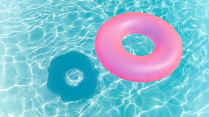 Cómo mantener agua limpia en la piscina con un limpiador químico efectivo.