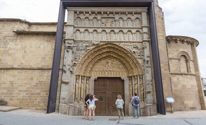 La portada romana de la Iglesia de Santa María La Real, de Sangüesa, representa un juicio final con una distribución completa de personajes retorcidos.