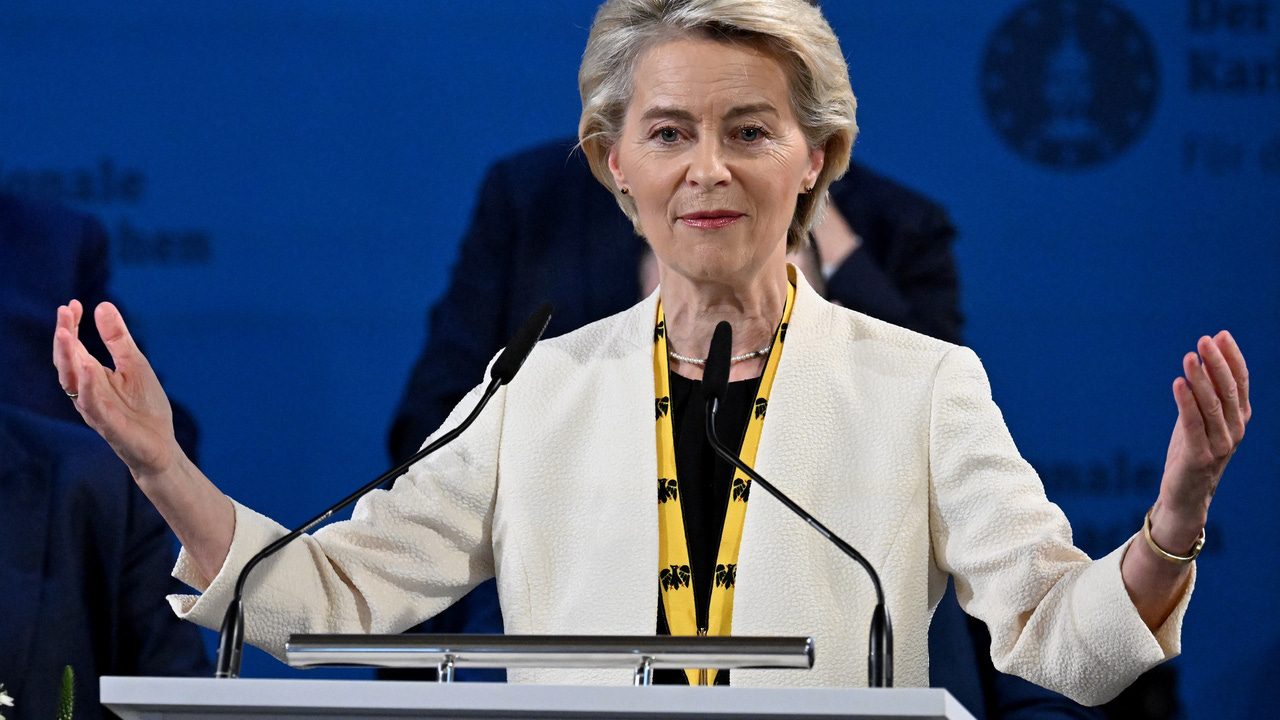 La UE «lamenta profundamente» los aranceles al acero de Trump, pero esperará antes de tomar una represalia