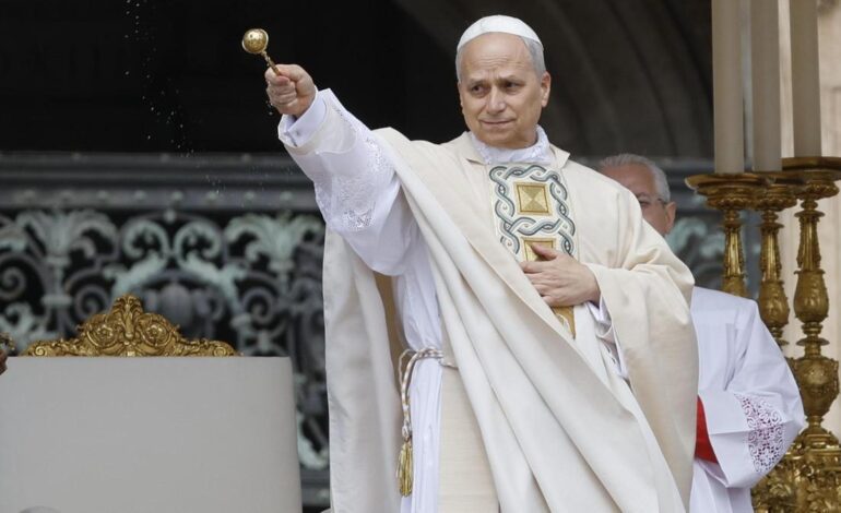 León XIV denuncia «el miedo a lo diferente» y «el paradigma económico» que margina, en su misa de inicio de pontificado