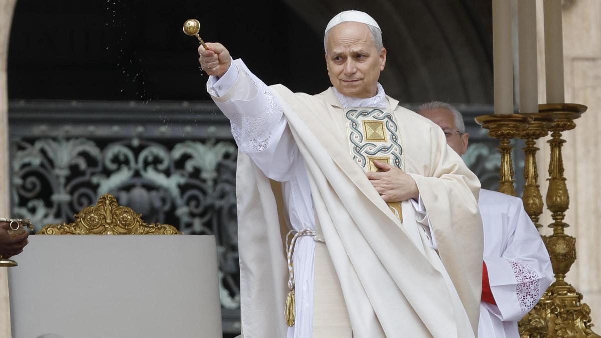 León XIV denuncia «el miedo a lo diferente» y «el paradigma económico» que margina, en su misa de inicio de pontificado