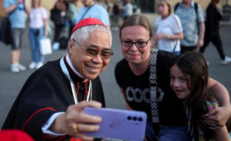 Cardenales, selfis y clics: un cónclave para elegir al papa narrado desde las redes sociales