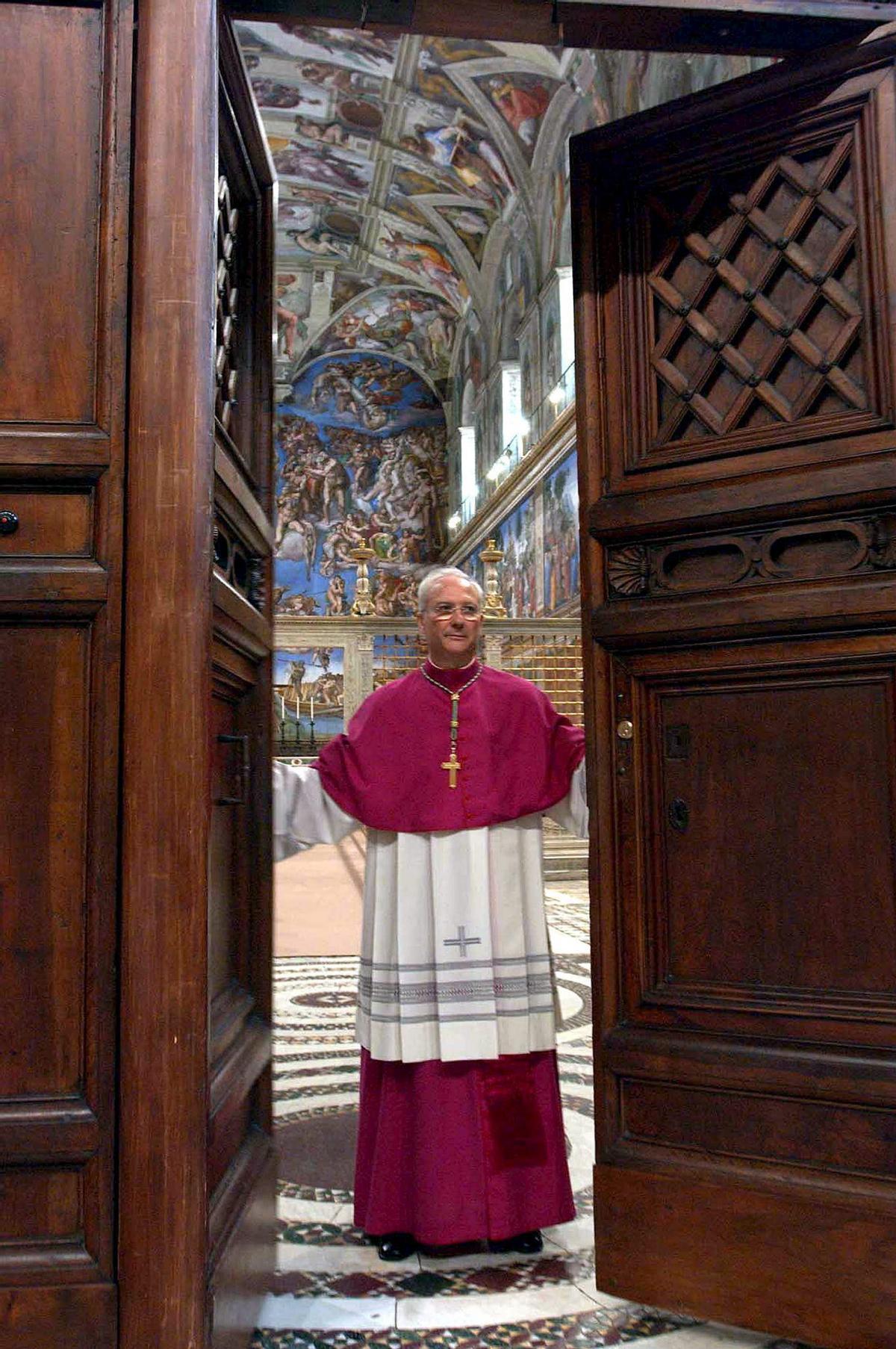 El cardenal italiano Piero Marini, como Maestro de Ceremonias, cierra las puertas de la Capilla Sixtina del Vaticano, tras pronunciar en latín la frase "extra omnes" en el cónclave que eligió a Benedicto XVI