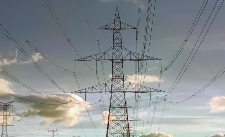 Red Eléctrica prepara una reforma para acelerar paradas forzosas de fábricas y reducir de urgencia el consumo de luz