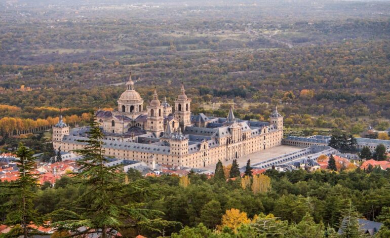 16 de los monasterios más impresionantes de España: del imponente El Escorial a Santa María de Oia, el único con vistas al mar | El Viajero