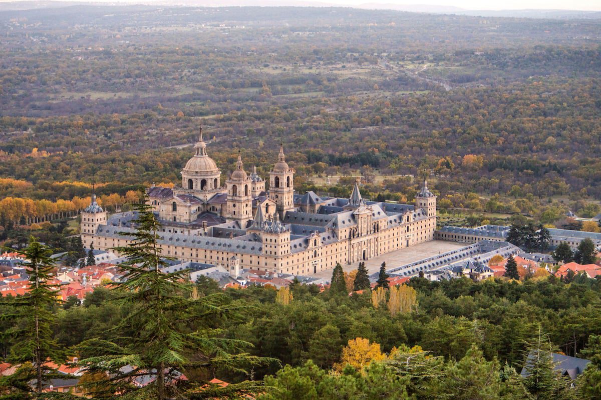 16 de los monasterios más impresionantes de España: del imponente El Escorial a Santa María de Oia, el único con vistas al mar | El Viajero