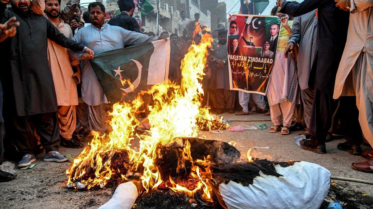 INDIA ATACA PAKISTÁN, al minuto