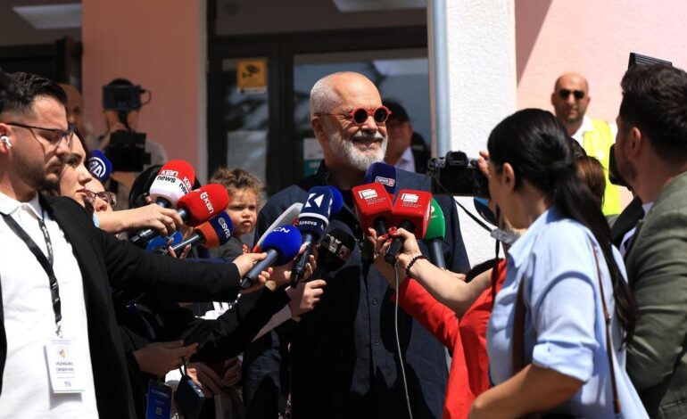 Los sondeos a pie de urna vaticinan un cuarto mandato en Albania para los socialistas de Edi Rama