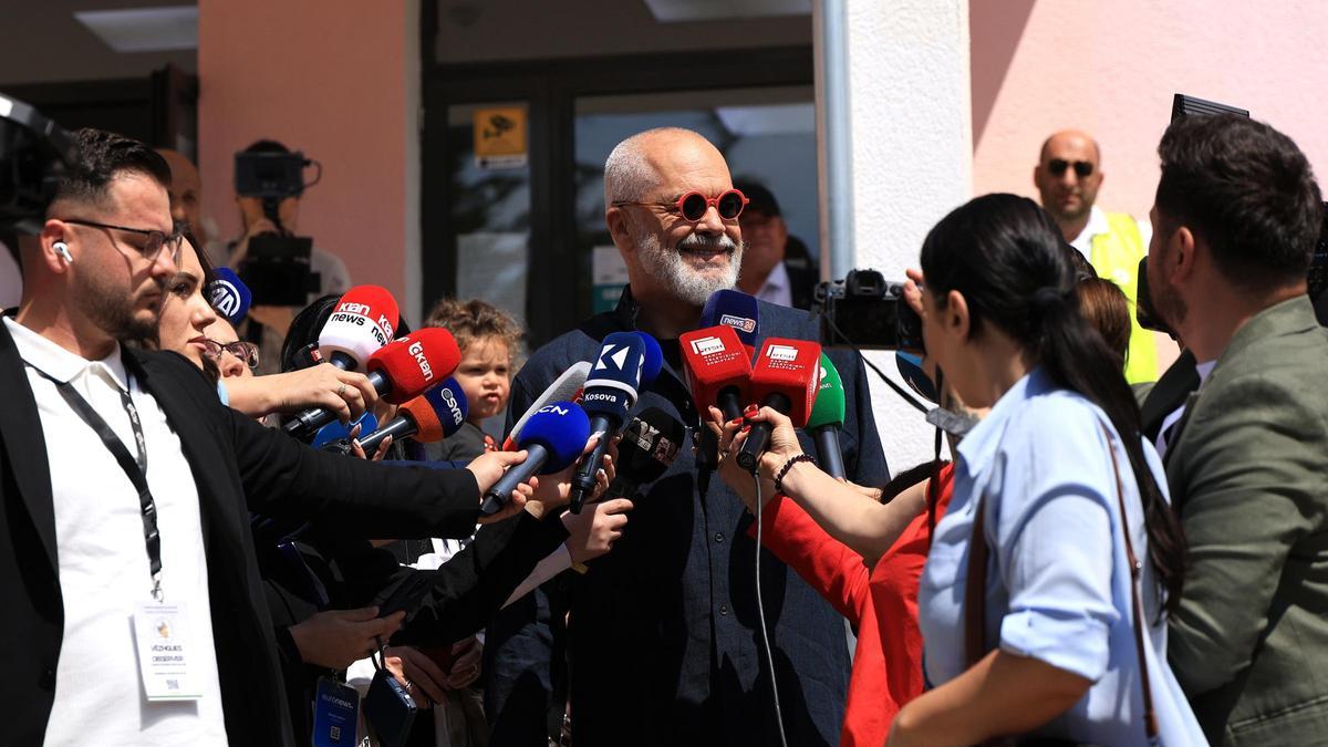 Los sondeos a pie de urna vaticinan un cuarto mandato en Albania para los socialistas de Edi Rama