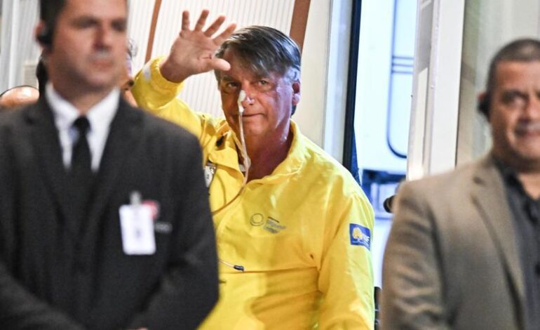 Bolsonaro sale de la UCI casi tres semanas después de haber sido operado del intestino