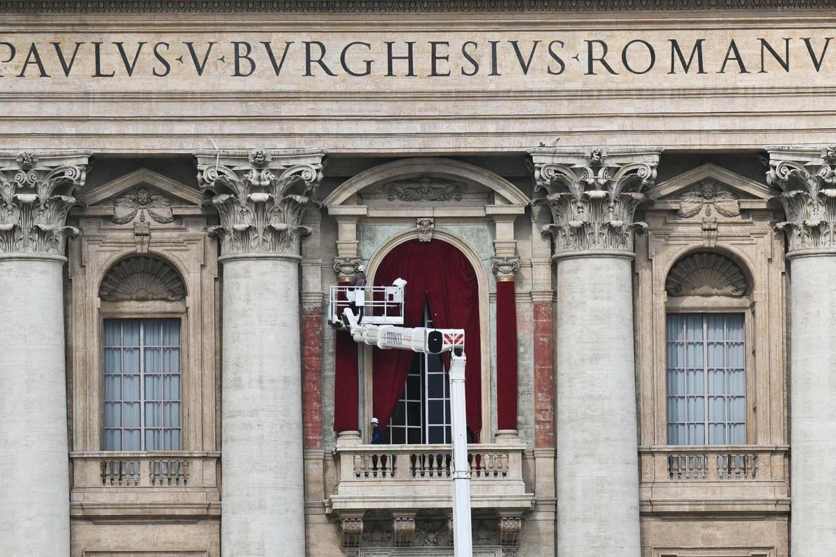 Un trabajador opera en una grúa durante los preparativos del balcón central principal de la logia de la Basílica de San Pedro, donde se anunciará el nombre del nuevo papa