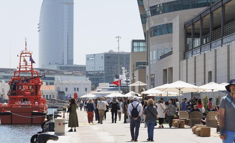 El gran público entra por primera vez a las terminales del puerto industrial de Barcelona