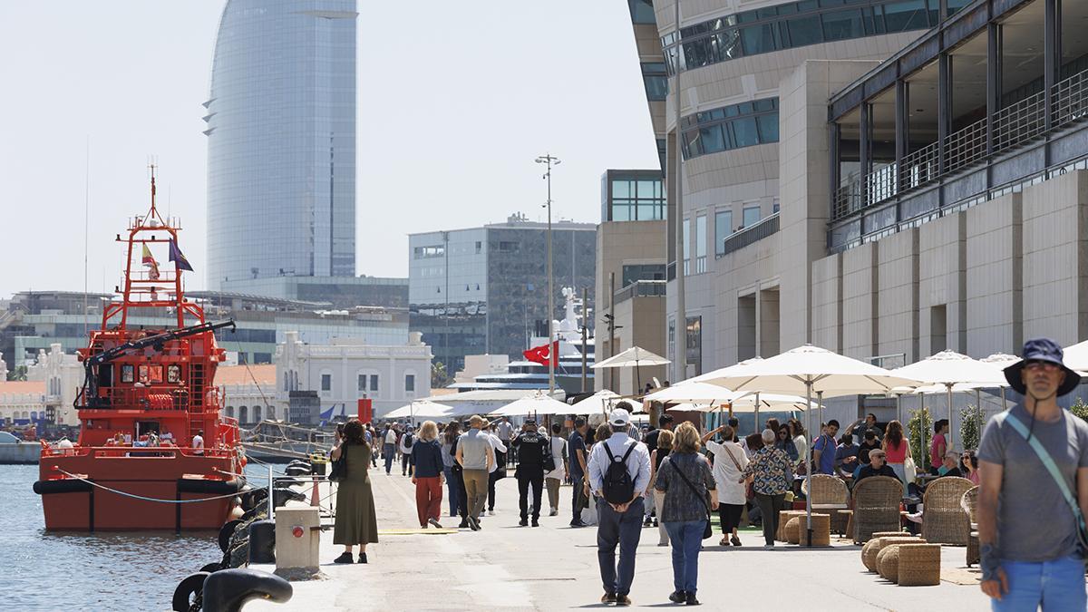 El gran público entra por primera vez a las terminales del puerto industrial de Barcelona