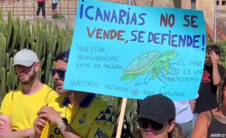 Manifestantes toman las calles en Canarias para pedir un turismo sostenible