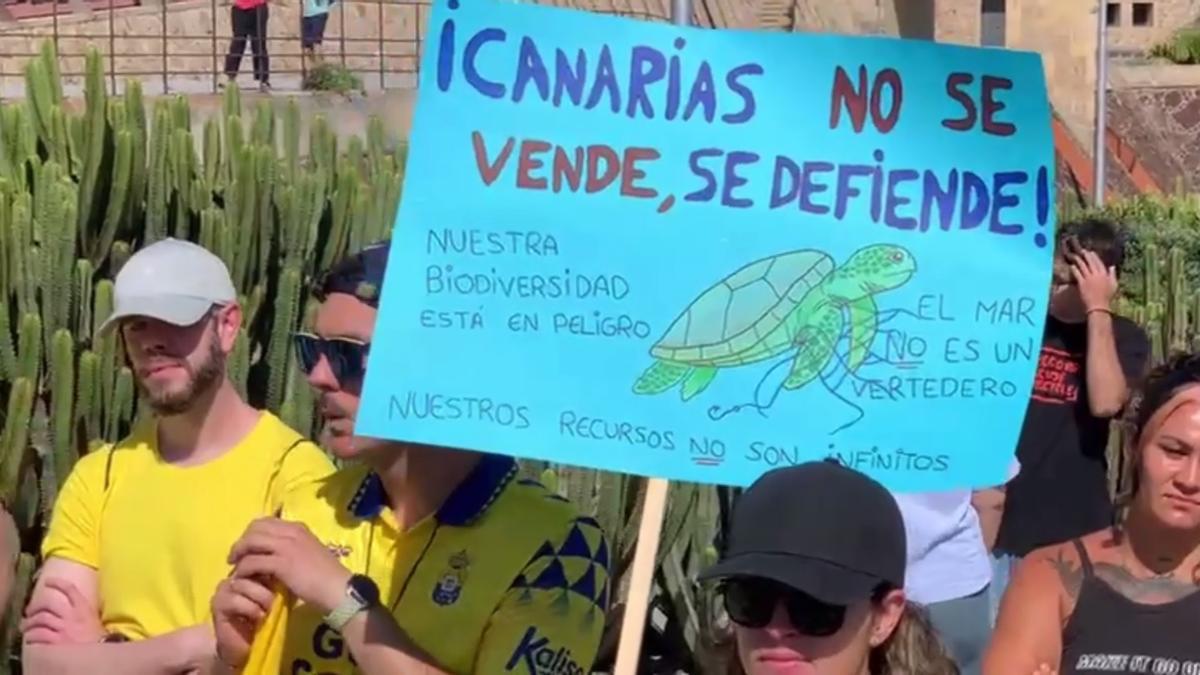 Manifestantes toman las calles en Canarias para pedir un turismo sostenible