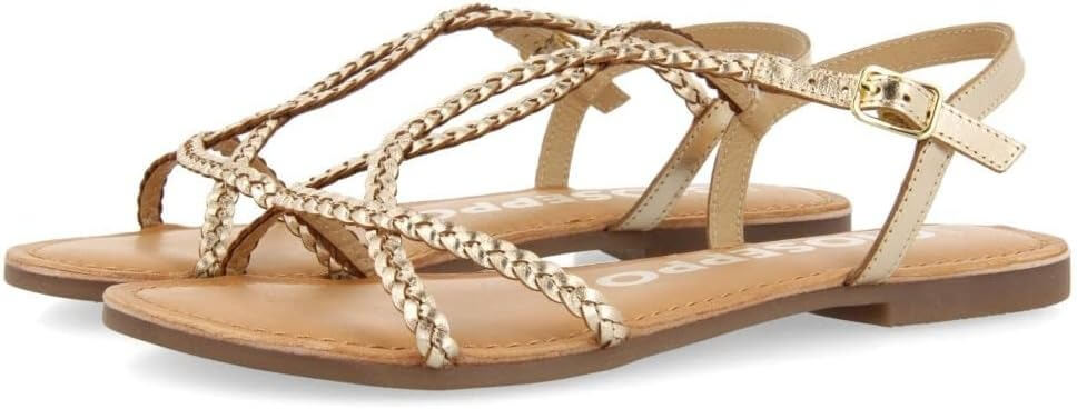 Estos no son tacones, pero estilizan lo mismo: las sandalias planas que se enamoran de pantalones cortos (Eva Longoria incluida)
