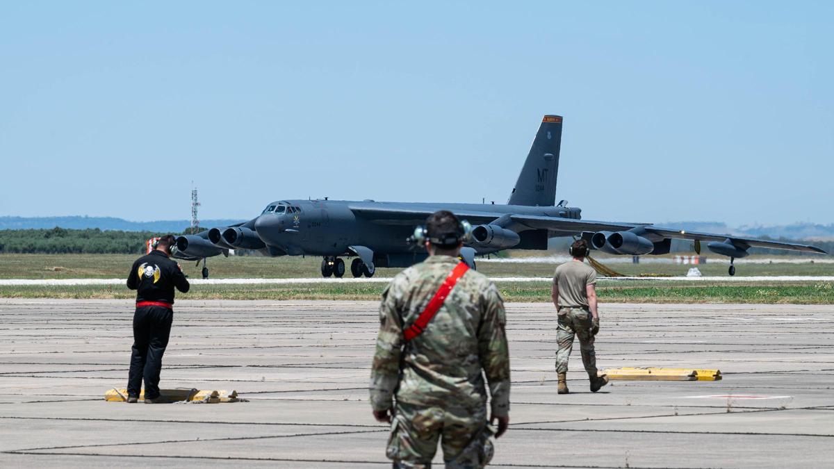 Estados Unidos despliega superbombarderos B-52 en la base sevillana de Morón