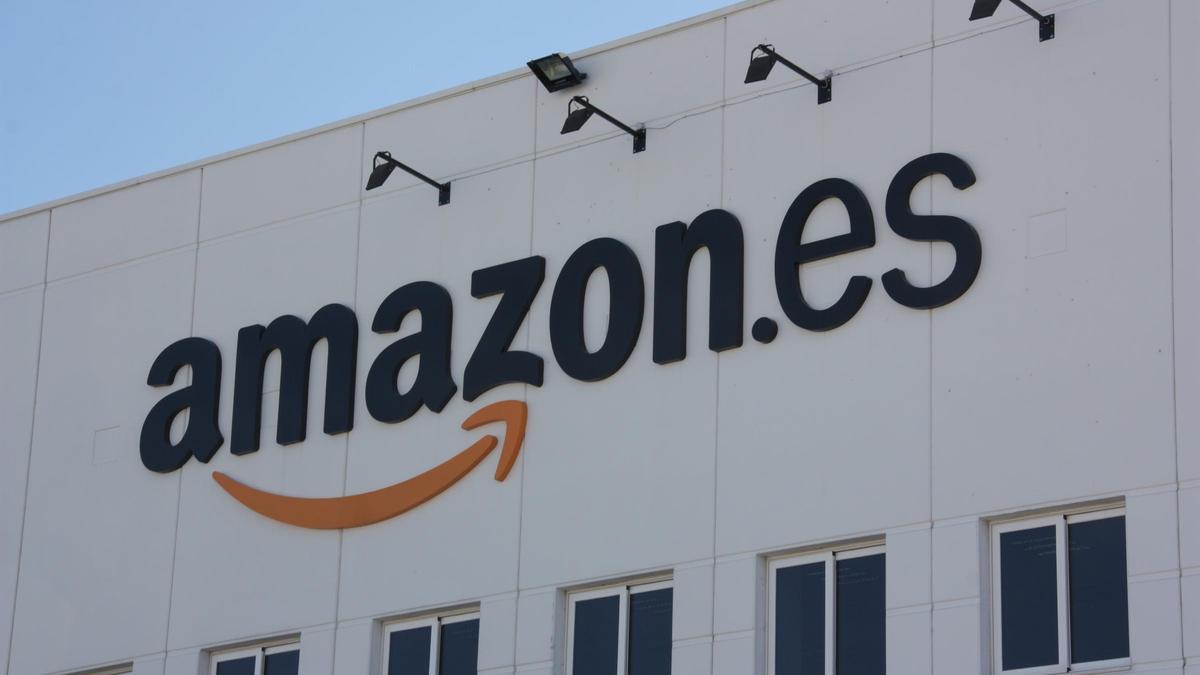 Haces la devolución, pero te quedas con el producto: la nueva estrategia de Amazon