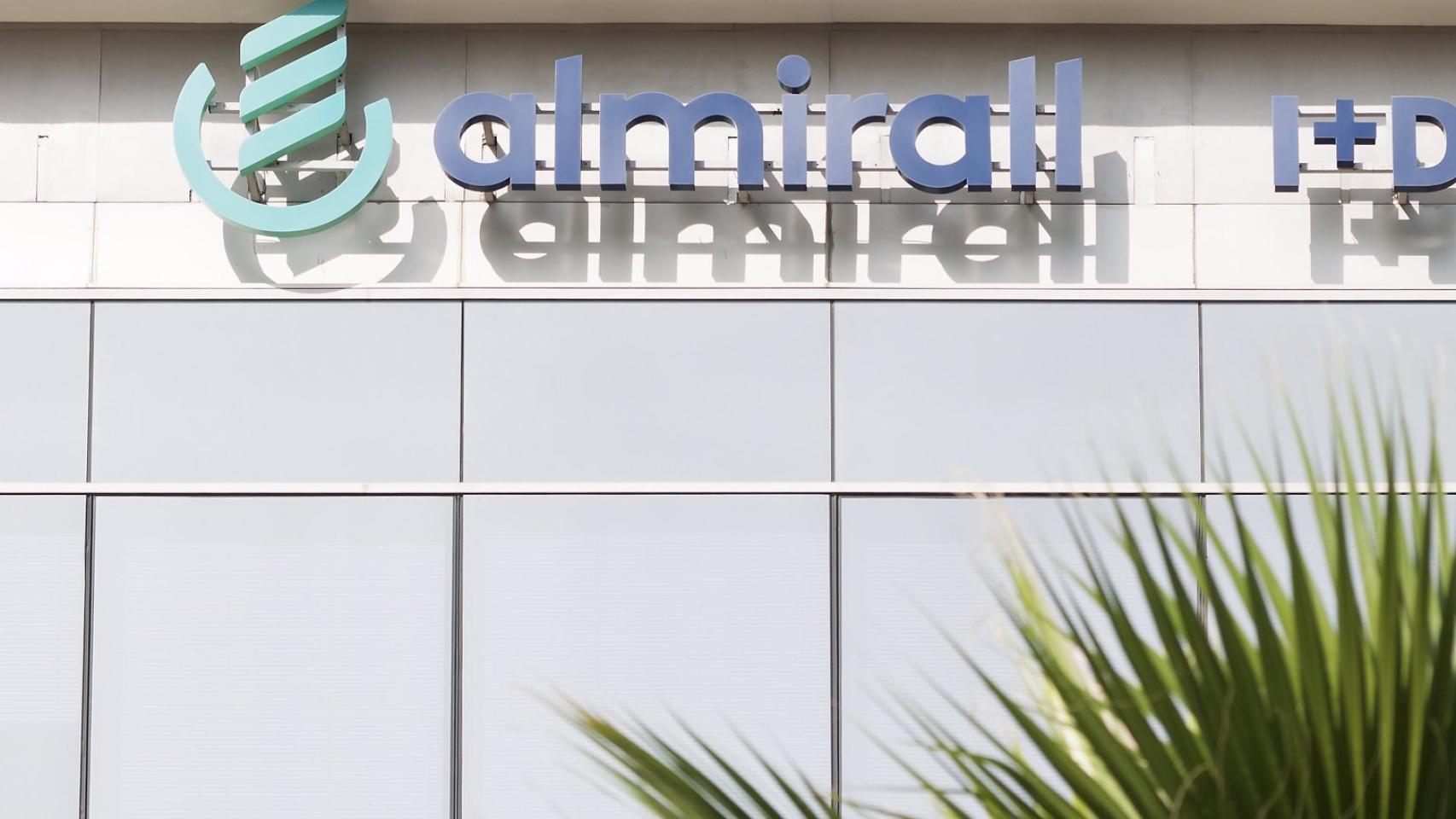 Almirall gana 21,6 millones hasta marzo, casi el triple que en el año anterior