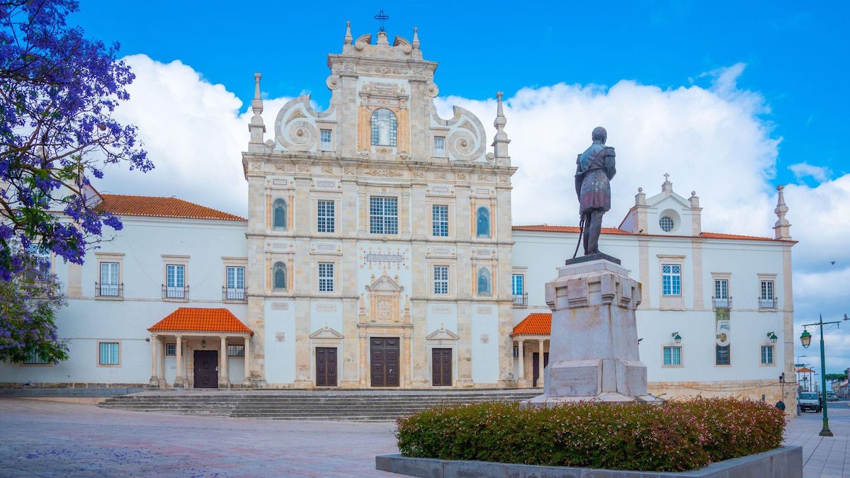 La ciudad medieval conocida como la capital del gótico portugués que combina historia, arte y buena gastronomía