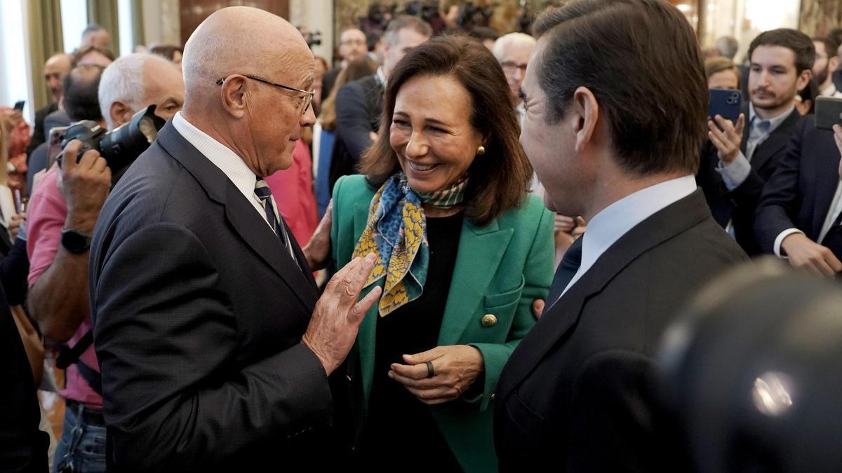 Las fusiones elevan un 100% el beneficio en España de los grandes bancos y un 70% el de los medianos