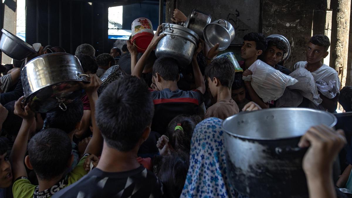 Un centenar de camiones con ayuda humanitaria entran en Gaza pero los suministros no llegan a los palestinos