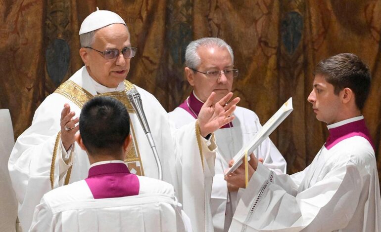 El Papa defiende en su primera homilía una Iglesia que haga frente a los que la ridiculizan y desprecian
