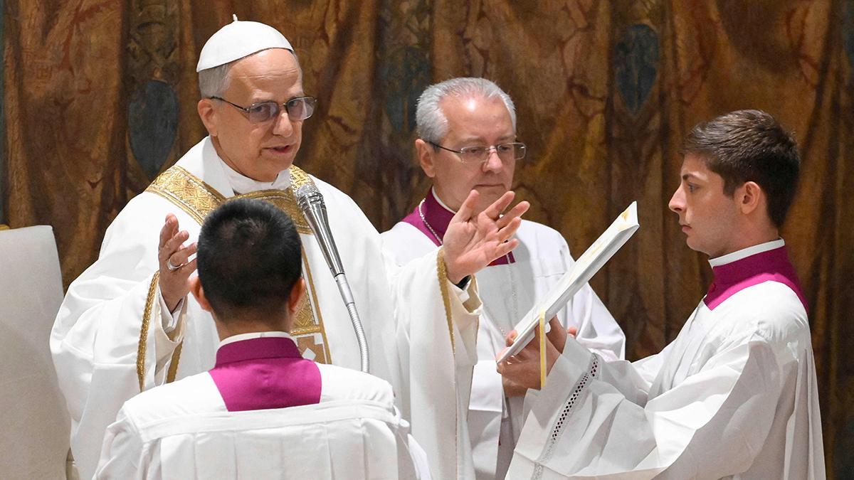 El Papa defiende en su primera homilía una Iglesia que haga frente a los que la ridiculizan y desprecian