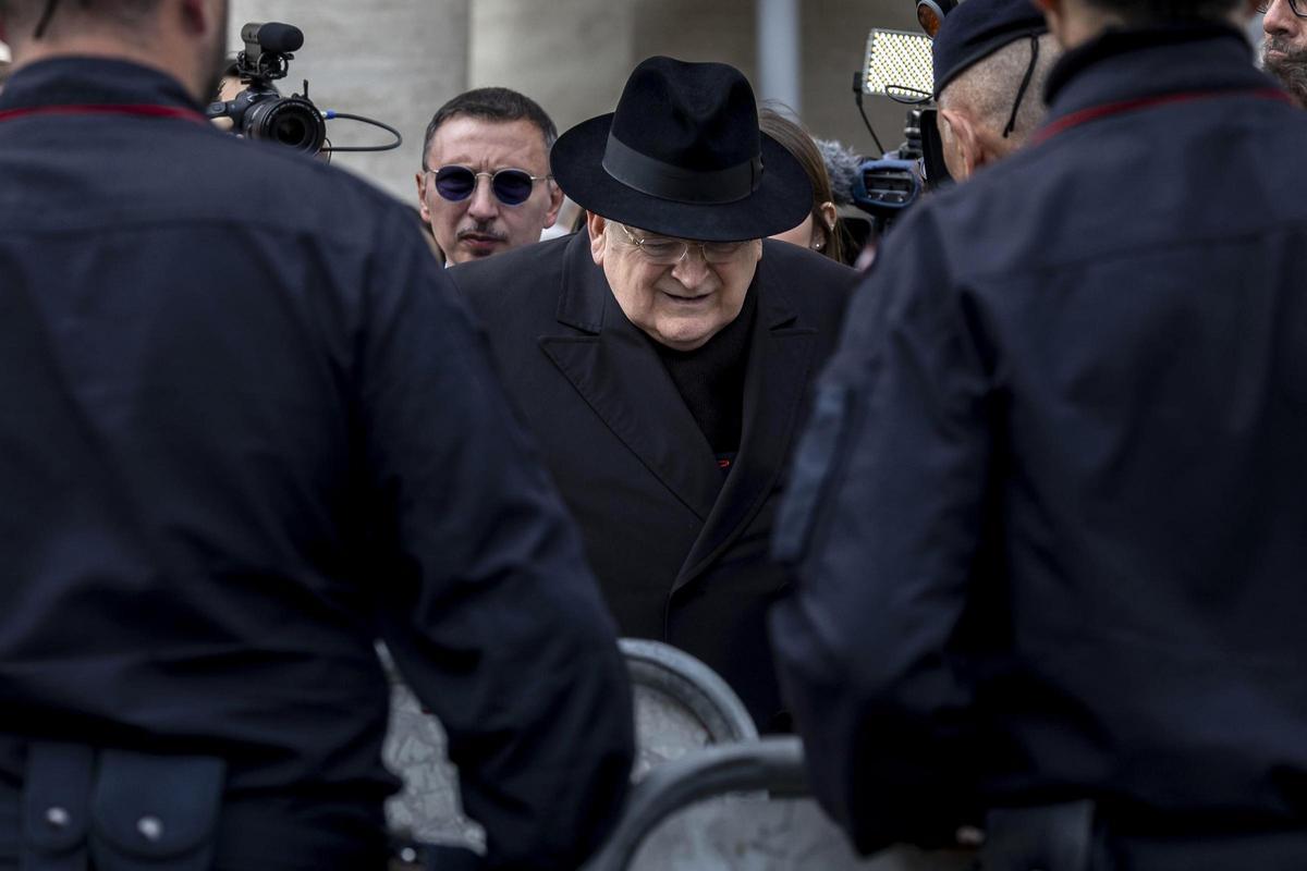 El cardenal Raymold Burke sale de la basílica de San Pedro durante la capilla ardiente de Francisco, el pasado 23 de abril.