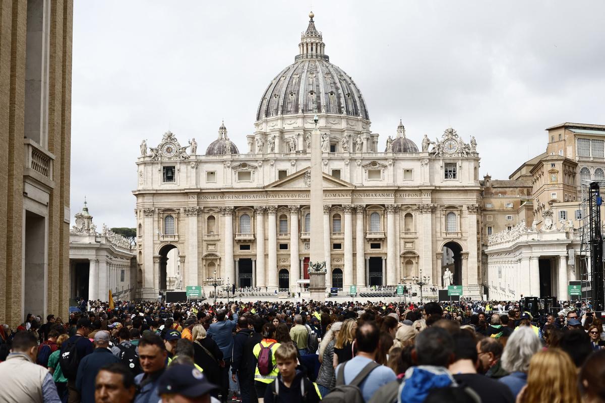 La basílica de San Pedro del Vaticano, con la plaza llena de fieles para dar el último adiós al papa Francisco